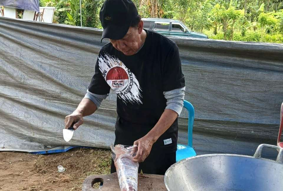 Salah satu chef mempersiapkan menu masakan untuk hidangan  tahlil 7 hari meninggalnya DCN (foto : istimewa)