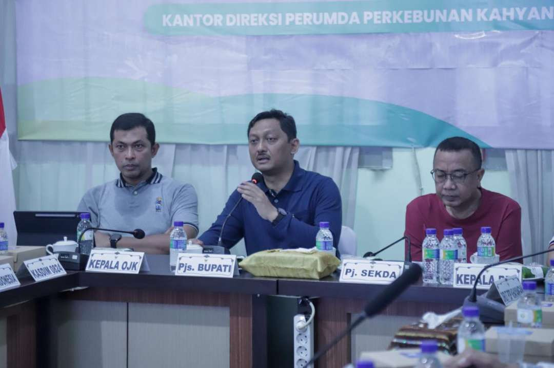 Pjs Bupati Jember Imam Hidayat saat memimpin rapat si Rambo. (Foto: Diskominfo Jember)