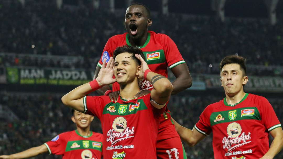 Pemain Persebaya, Bruno Moreira bersama rekannya melakukan selebrasi usai mencetak gol di Liga 1. Mereka akan menghadapi Persija. (Foto: Fariz Yarbo/Ngopibareng.id)