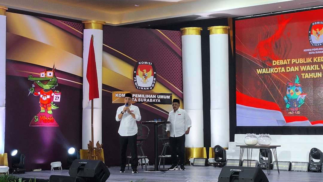 Calon Walikota dan Wakil Walikota Surabaya sekaligus petahana Eri Cahyadi-Armuji saat debat publik kedua Pilwali Surabaya 2024. (Foto: Julianus Palermo/Ngopibareng.id)