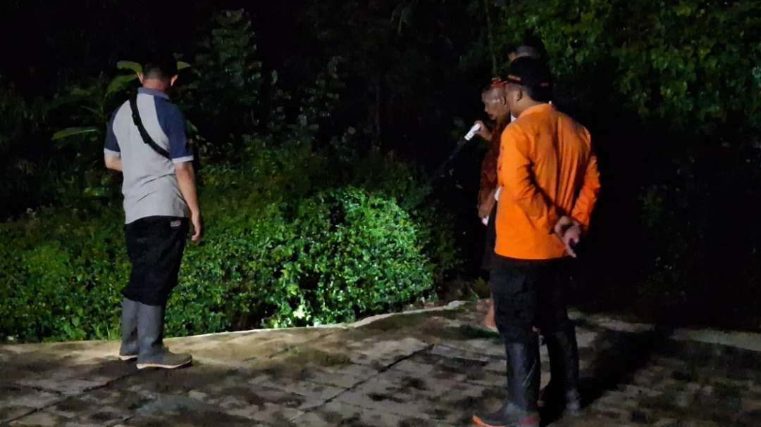 Petugas Badan Penanggulangan Bencana Daerah (BPBD) Kabupaten Malang sedang melakukan pengecekan kondisi tanah pasca longsor. (Foto: Dokumentasi BPBD Kabupaten Malang)