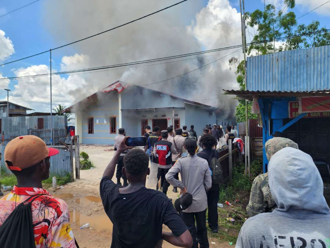 Massa bakar Kantor BKPSDM Papua Selatan, Kamis 21 November 2024. (Foto:  Kapolres Mappi)