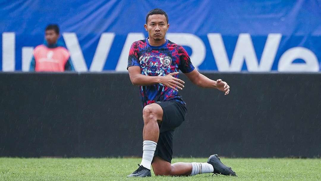 Dendi Santoso melakukan pemanasan (Foto: Arema FC)