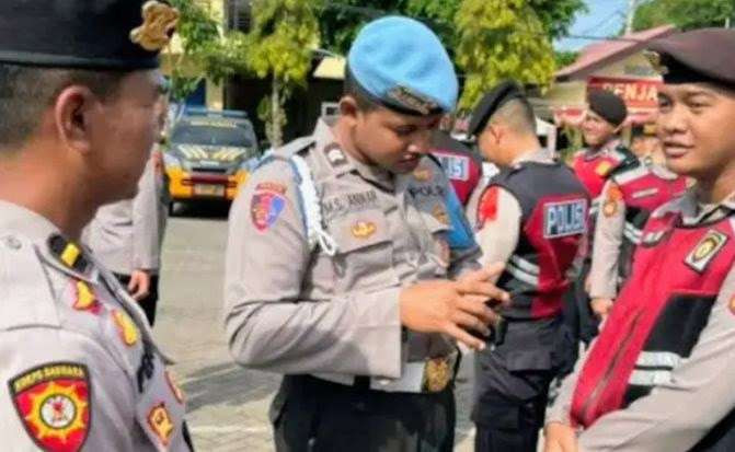 Anggota Propam Polres Situbondo sidak memeriksa ponsel anggota Polres untuk memastikan tidak ada aplikasi judi online.(Foto: Polres Situbondo)