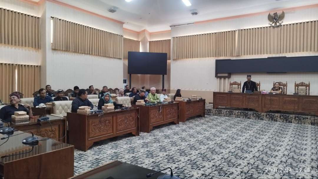 Pertemuan antara Pemkab Banyuwangi dan dishub Provinsi difasilitasi Komisi I DPRD Banyuwangi (foto : Muh Hujaini/Ngopibareng.id)