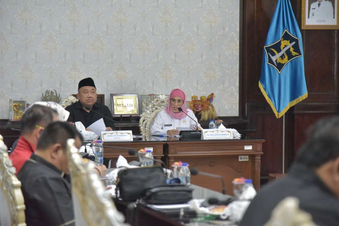 Wakil Ketua Komisi X DPR RI, Lalu Hadrian Irfani (kiri) bersama dengan Pjs Walikota Surabaya Restu Novi Widiani (kanan), saat kunjungan kerja Komisi X DPR RI ke Pemerintah Kota Surabaya. (Foto: Humas Pemkot Surabaya)