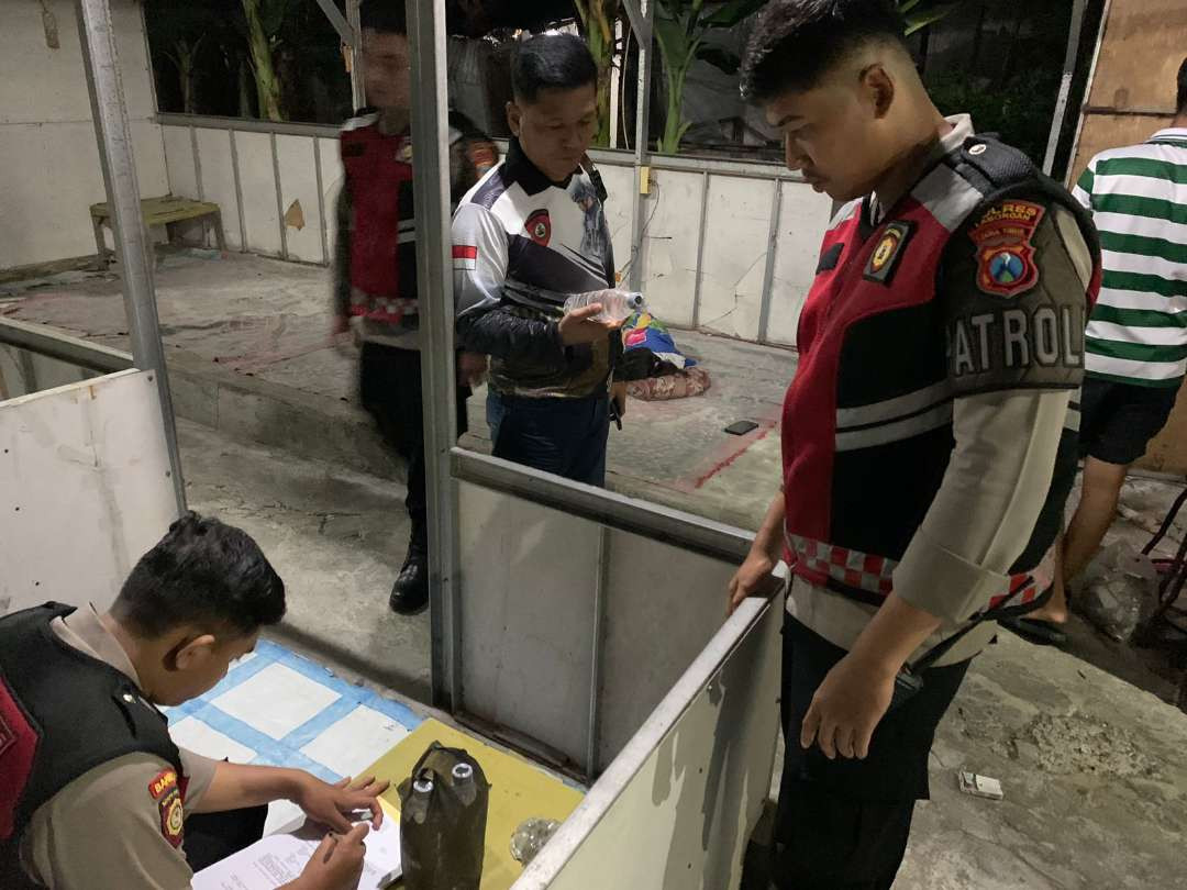 Anggota Sat Samapta Polres Lamongan saat razia miras ilegal (Foto: Istimewa)