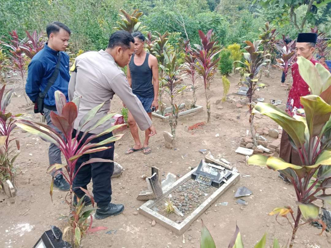 Polisi melakukan olah TKP perusakan batu nisa makam. (Foto: Istimewa)