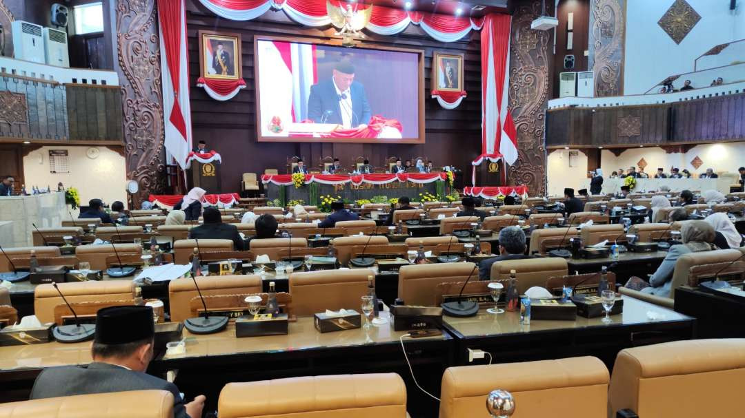 DPRD Jatim sahkan Raperda APBD 2025. (Foto: Fariz Yarbo/Ngopibareng.id)