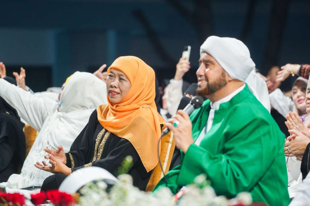 Khofifah Indar Parawansa hadir dalam Genggong Bershalawat bersama Habib Syech bin Abdul Qodir Assegaf di Pondok Pesantren Zainul Hasan Genggong Probolinggo, Rabu 20 November 2024. (Foto: Istimewa)