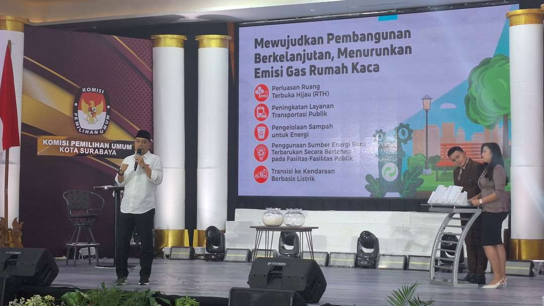 Calon Walikota Surabaya Eri Cahyadi saat mengikuti debat publik kedua Pilwali Surabaya 2024, Kamis 21 November 2024. (Foto: Julianus Palermo/Ngopibareng.id)