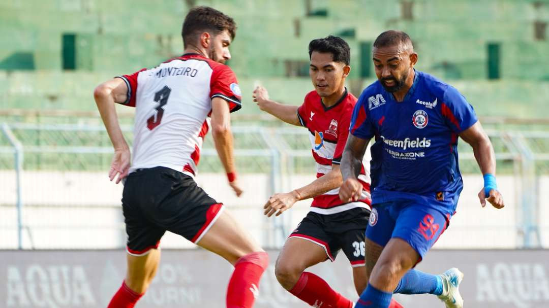 Dalberto (biru) mencetak satu gol kemenangan Arema ke gawang mantan timnya (Foto: Arema FC)