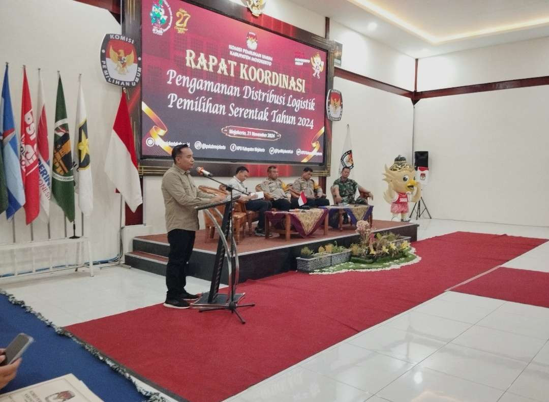 Ketua KPU Kabupaten Mojokerto saat memimpin Rakor pengamanan pendistribusian logistik. (Foto: Deni Lukmantara/Ngopibareng.id)