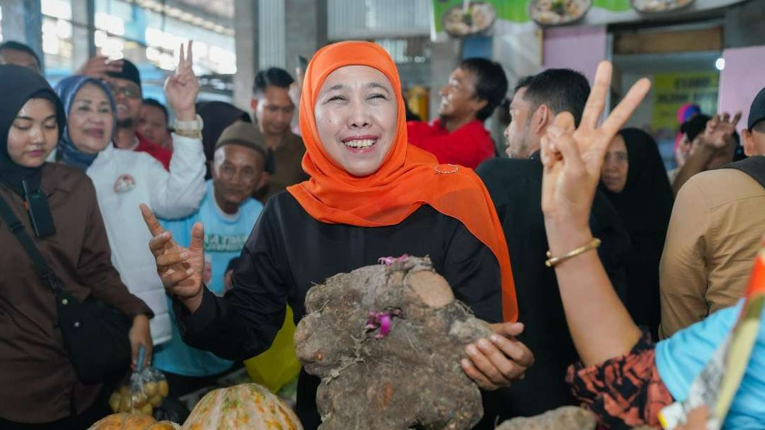 Menjelang akhir masa kampanye, Cagub Jatim Khofifah Indar Parawansa masih blusukan ke Pasar Lamongan. (Foto: Istimewa)