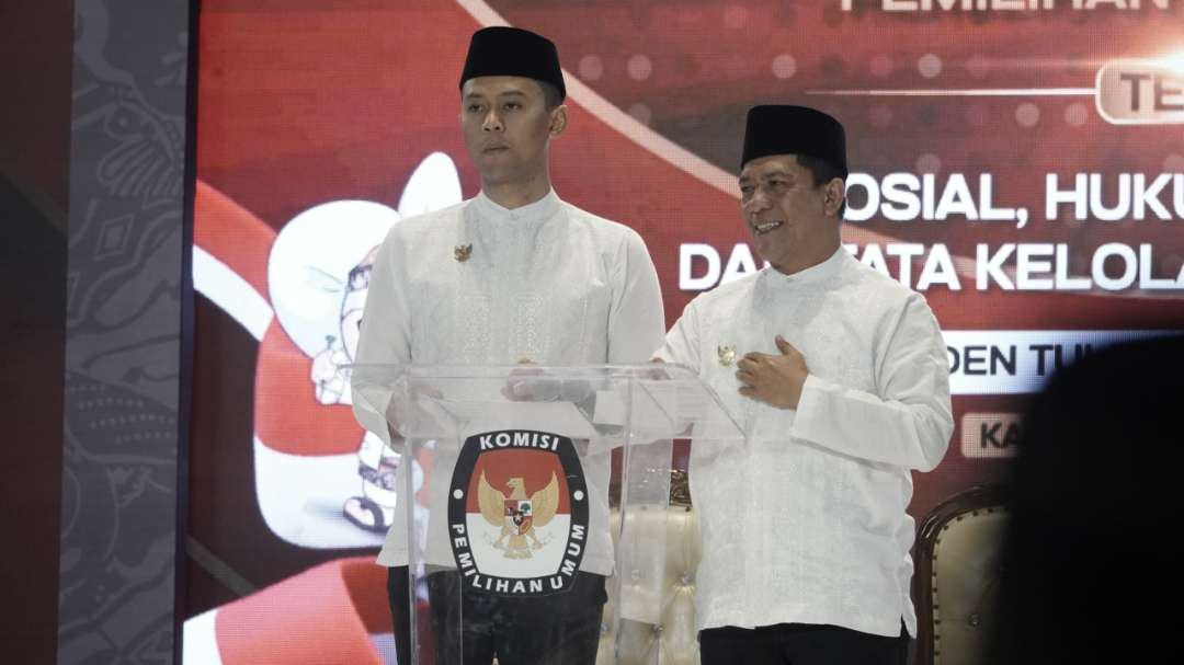 Paslon Firhando Gumelar dan Haji Rudi mengenakan pin Garuda emas di bagian dada kanan. (Foto: Istimewa)