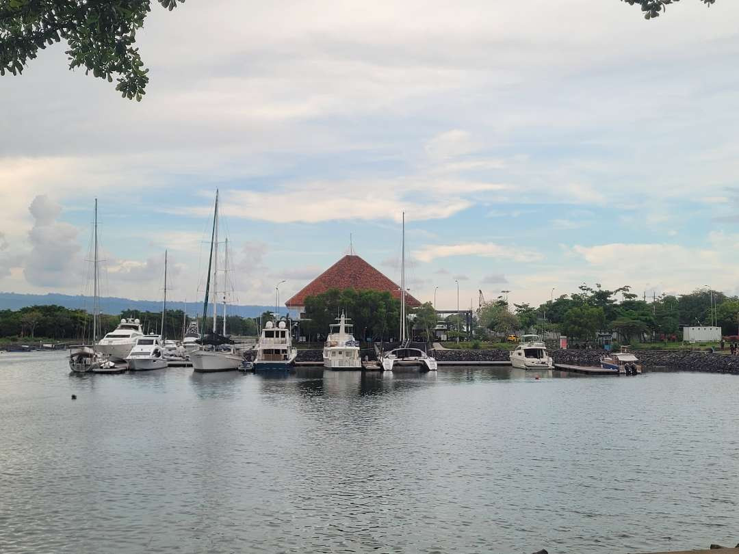 Sejumlah kapal yatch berlabuh di Pelabuhan Marina Boom Banyuwangi (foto : istimewa)