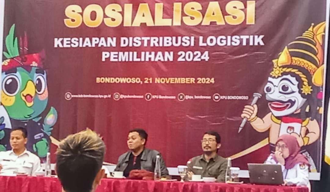 Ketua KPU Bondowoso, Sudaedi (tengah) didampingi Komisioner KPU M. Makhun dan Sekretaris KPU, Toidin dalam sosialisasi kesiapan logistik Pilkada 2024 ,  Kamis 21 November 2024 malam. (Foto: Guido/Ngopibareng.id)