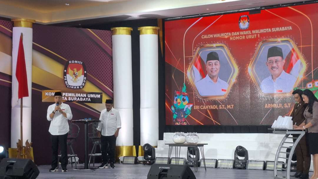 Calon Walikota Surabaya Eri Cahyadi (kiri) saat memaparkan jawaban pada debat publik kedua Pilwali Surabaya 2024. (Foto: Julianus Palermo/Ngopibareng.id)