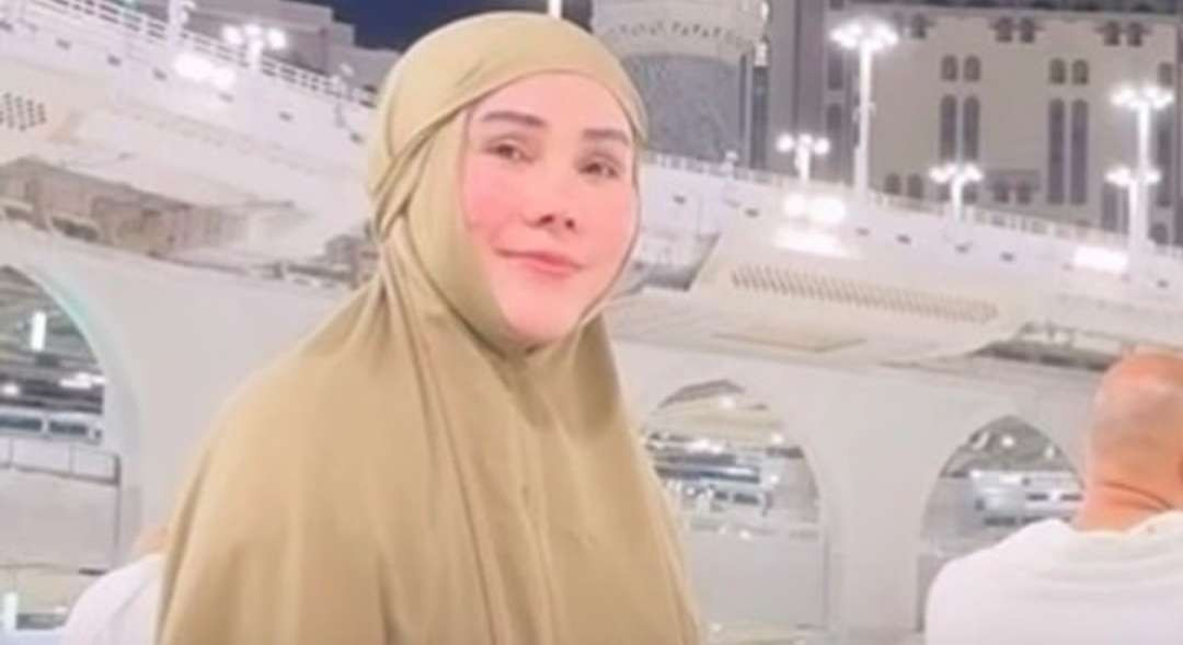 Transpuan Isa Zega kembali unggah video ibadah umrah pakai busana muslim syar'i. (Foto: Instagram @zega_real)