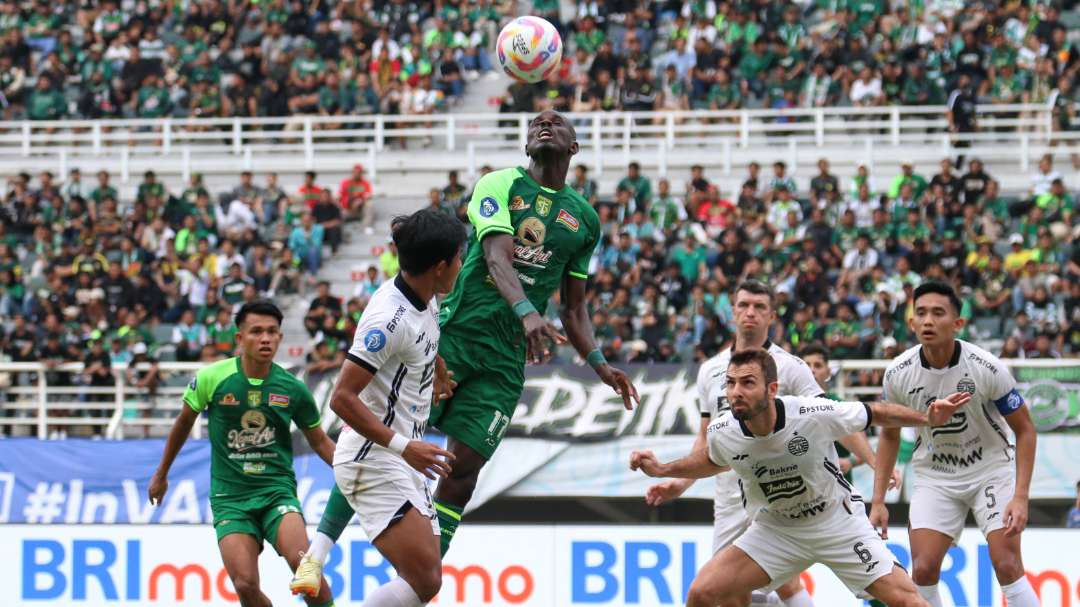 Pemain Persebaya, Flavio Silva berupaya merebut bola udara saat melawan Persija. (Foto: Fariz Yarbo/Ngopibareng.id)