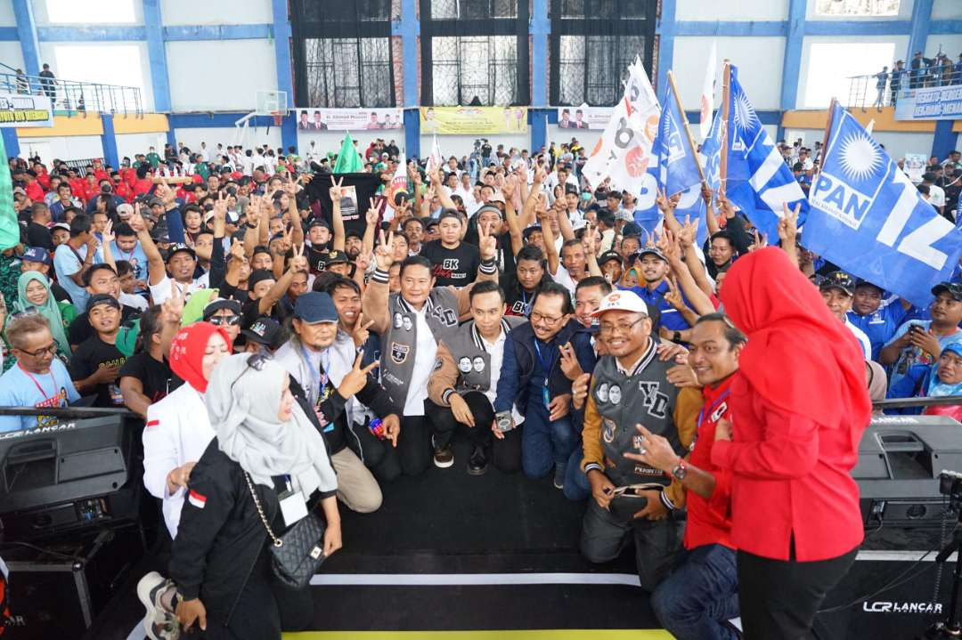 Pasangan Yes-Dirham di tengah pendukungnya. (Foto: Imron Rosidi/Ngopibareng.id)