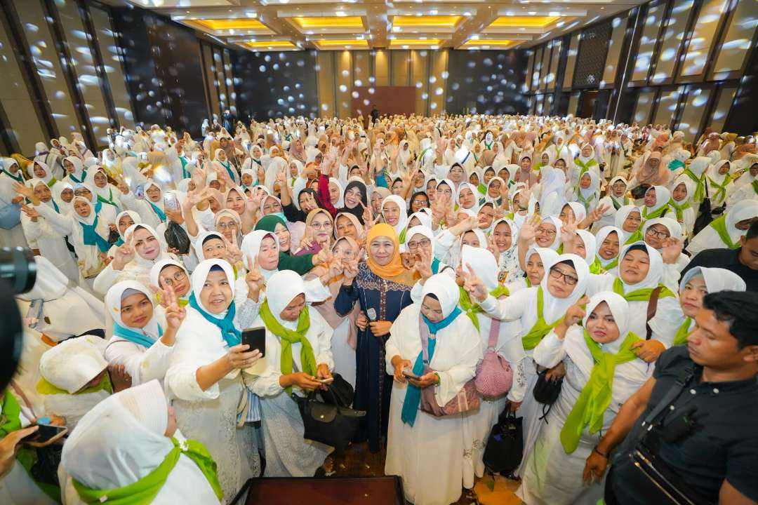 Calon Gubernur Jawa Timur, Khofifah Indar Parawansa, hadir di tengah ribuan warga Gresik untuk mengikuti kegiatan Shalawat Akbar. (Foto: Dok)