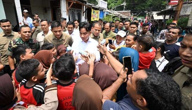 Wakil Presiden (Wapres) Gibran Rakabuming menyapa masyarakat di Desa Mayangsari, Kelurahan Kalipancur, Kecamatan Ngaliyan, Semarang. (Foto: Setwapres)