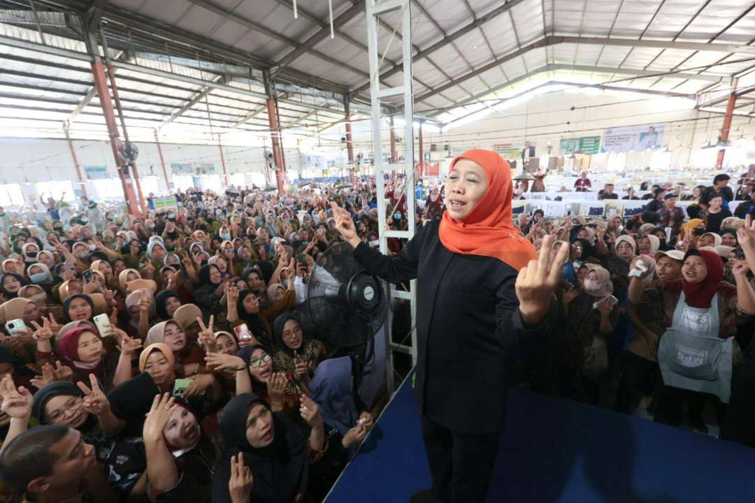 Calon Gubernur Jawa Timur Khofifah Indar Parawansa menyapa ribuan pekerja di KUD Minatani MPS Brondong, di Kecamatan Brondong, Kabupaten Lamongan. (Foto: Khofifah IP)