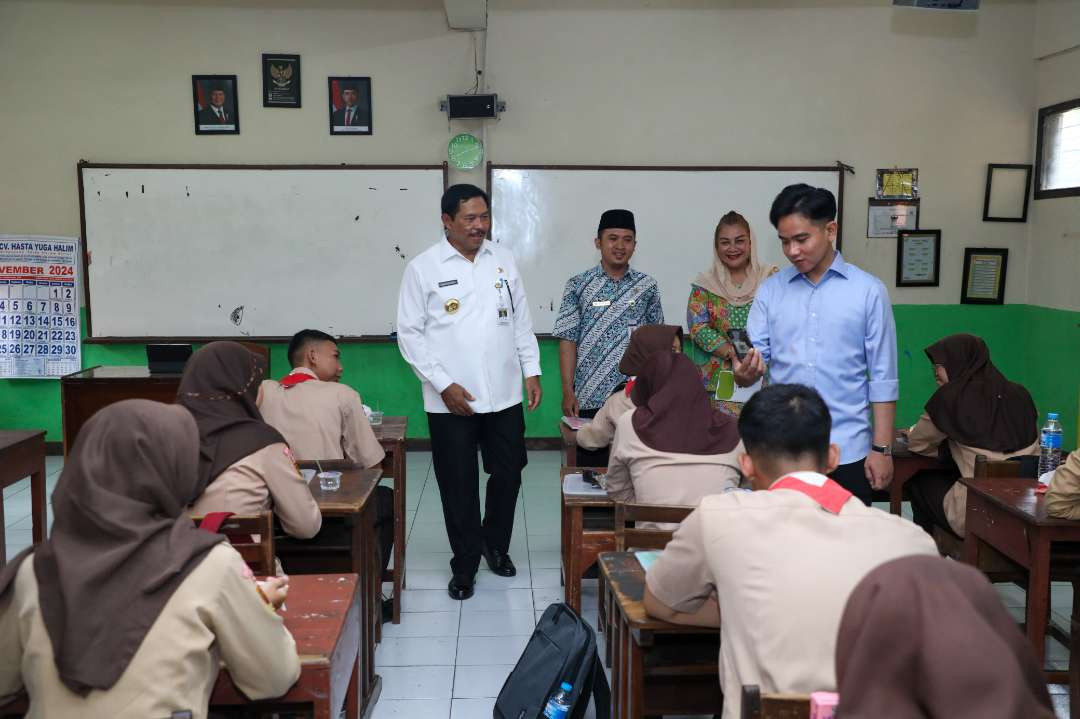 Wapres Gibran Rakabuming berinteraksi dengan siswa saat uji coba program makan bergizi gratis didampingi Pj Gubernur Jawa Tengah, Nana Sudjana, Jumat 22 November 2024. (Foto: Istimewa)