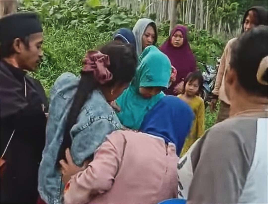 Warga mengerumuni perempuan yang melahirkan di area perkebunan. (Foto: Tangkap layar video)