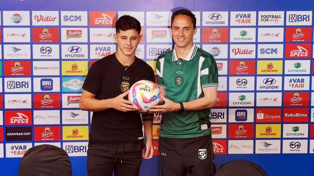 Pelatih Persebaya Paul Munster bersama Pemain Bruno Moreira dalam pre match press conference. (Foto: Fariz Yarbo/Ngopibareng.id)