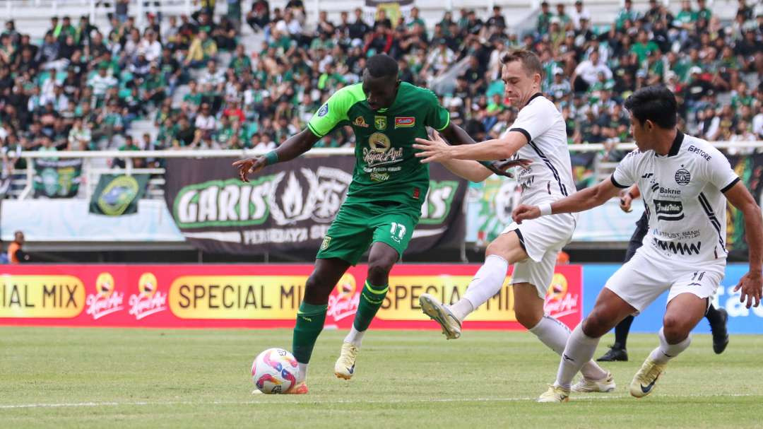 Pemain Persebaya, Flavio Silva mendapat pengawalan ketat Pemain Persija dalam laga pekan ke-11 Liga 1 2024/2025 di Stadion Gelora Bung Tomo, Surabaya, Jumat 22 November 2024. (Foto: Fariz Yarbo/Ngopibareng.id)