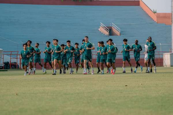 Para pemain Persebaya siap menghadapi Persija di GBT pada pekan 11 Liga 1 2024-2025, Jumat 22 November 2024. (Foto: Persebaya.id)