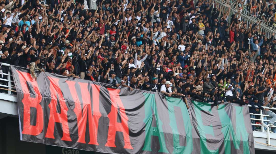 Suporter The Jakmania saat menyaksikan laga Persebaya melawan Persija di Stadion Gelora Bung Tomo, Surabaya, Jumat 22 November 2024. (Foto: Fariz Yarbo/Ngopibareng.id)