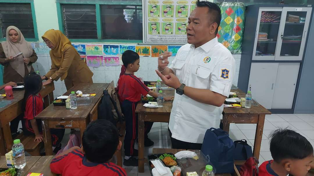 Ketua Komisi A DPRD Kota Surabaya, Yona Bagus Widyatmoko saat meninjau pemberian makan bergizi gratis (MBG) untuk siswa-siswi SD Negeri I Kedurus Surabaya. (Foto: Julianus Palermo/Ngopibareng.id)