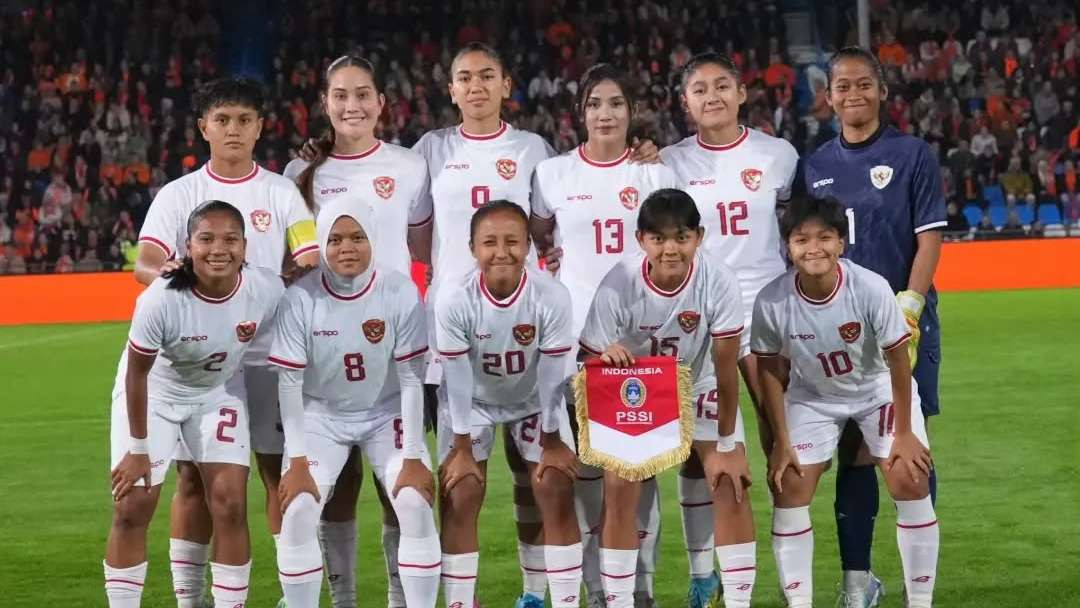 Laita Ro'ati Masykuroh (jersey hitam) bersama Skuad Garuda Pertiwi (Foto: Laita Ro'ati Masykuroh)