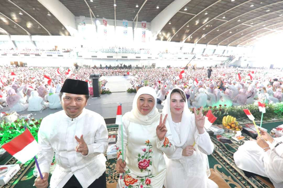 Paslon Gubernur dan Wakil Gubernur Jawa Timur, Khofifah Indar Parawansa dan Emil Dardak didampingi istrinya, Arumi Bachsin dalam doa bersama, Sabtu 23 November 2024. (Foto: Istimewa)