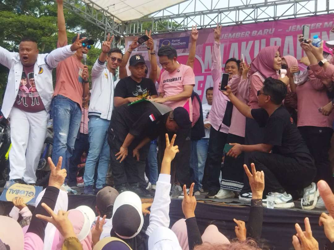 Gus Fawait saat menandatangani komitmen terkait kepeduliannya terhadap pengusaha sound horeg (Foto: Dokumentasi Tim Paslon 02)