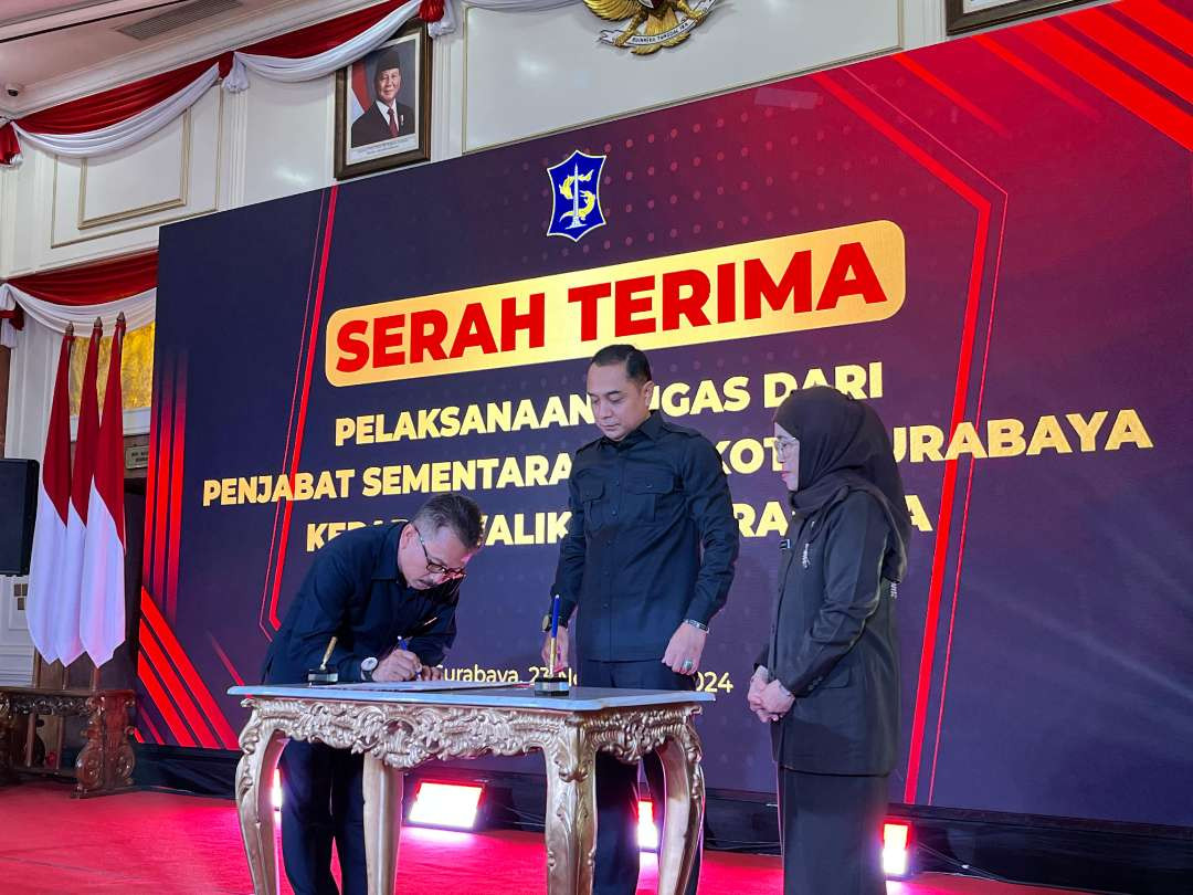 Eri Cahyadi (tengah) saat menerima kembali jabatan Walikota Surabaya dari Pjs Walikota Surabaya Restu Novi Widiani, dalam acara serah terima jabatan di Balai Kota Surabaya, Sabtu 23 November 2024. (Foto: Julianus Palermo/Ngopibareng.id)