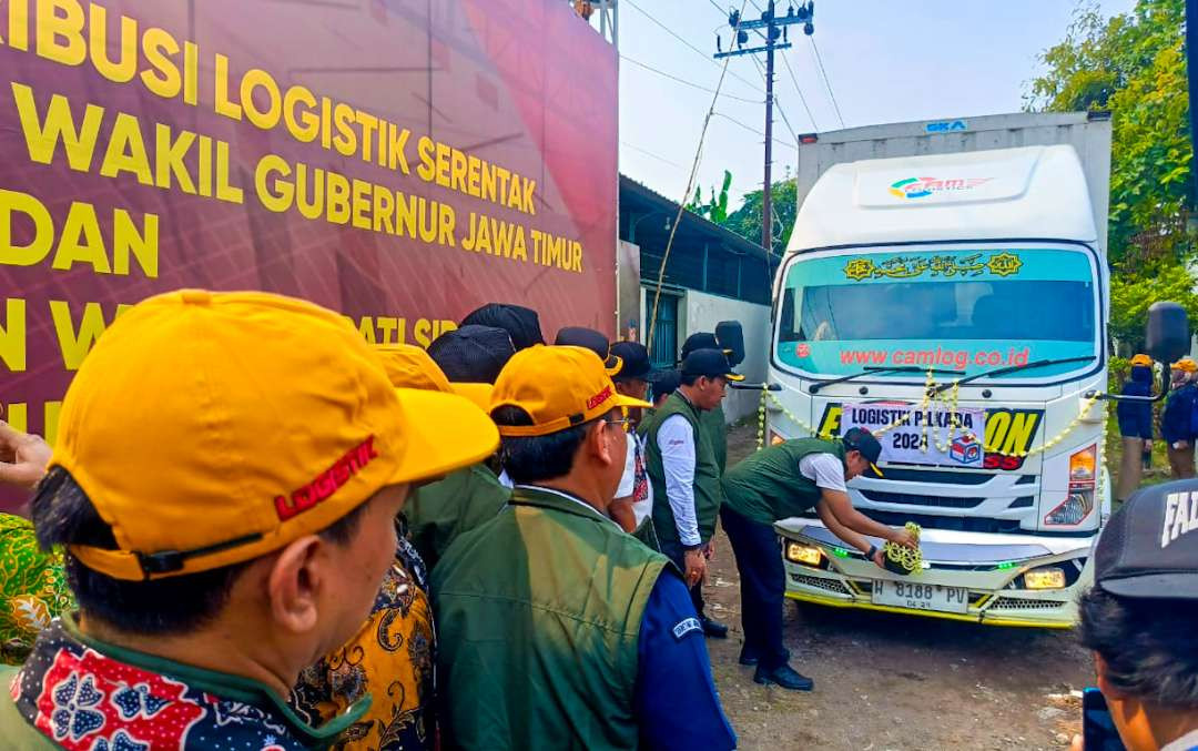 Pemberangkatan logistik Pilkada oleh KPU Jatim (Foto :Aini/Ngopibareng.id)