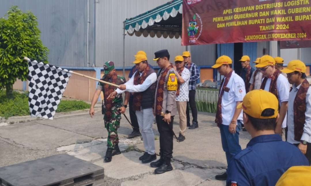 Ketua KPU Lamongan, Mahrus Ali bersama Kapolres Lamongan, AKBP Bobby Condroputra melepas pemberangkatan logistik Pilkada 2024. (Foto: Istimewa)