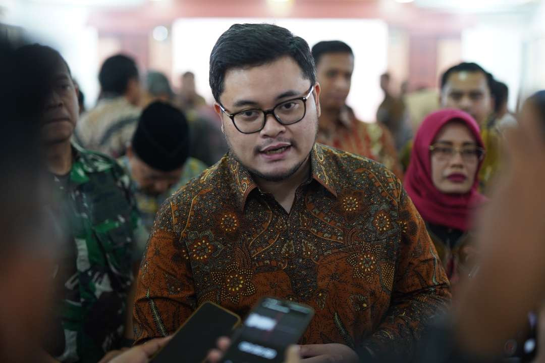 Menjelang masa tenang, Calon Bupati Kediri nomor urut 02 Hanindhito Himawan Pramana meminta tim relawan dan pemenangan untuk melakukan pencopotan alat peraga kampanye (APK) yang masih terpasang (Foto: istimewa)