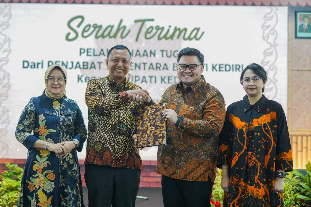 Setelah dua bulan cuti masa kampanye, Bupati Kediri Hanindhito Himawan Pramana dan Wakil Bupati Dewi Mariya Ulfa menerima kembali pelaksanaan tugas bupati dari Penjabat Sementara (Pjs) Bupati Kediri, Heru Wahono Santoso. (Foto: Istimewa)