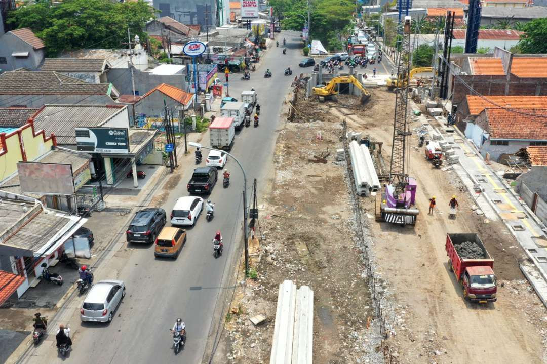 Proyek pembangunan Jalan Menganti Lidah Wetan, yang awalnya ditargetkan rampung bulan depan, tapi molor hingga tahun depan karena terkendala pembebasan lahan. (Foto: Humas Pemkot Surabaya)