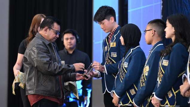 Wakil Menteri Pendidikan Dasar dan Menengah, Atip Latipulhayat, menyerahkan penghargaan kepada Bintang Sobat SMP 2024 Terbaik. (Foto: Istimewa)