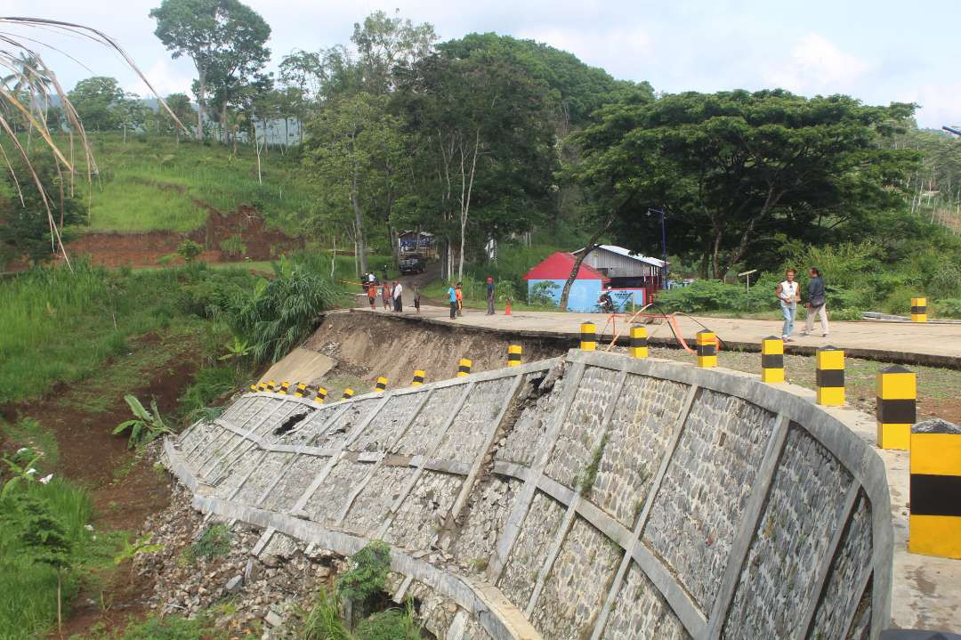 Diguyur hujan deras akibatkan Longsor di jalur utama penghubung Kecamatan Pagerwojo, Tulungagung, dengan Kecamatan Bendungan, Trenggalek. (Foto: Istimewa)