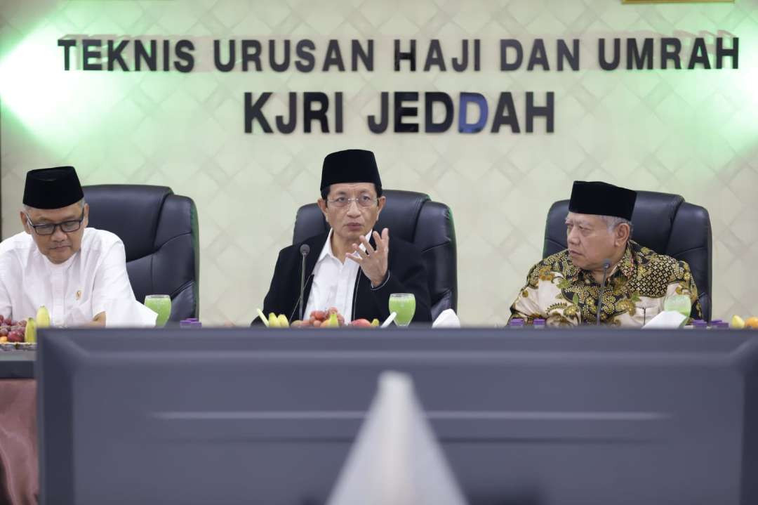 Menag Nasaruddin Umar menggelar Rakor di KUH KJRI di Jeddah, Minggu, 24 November 2024 membahas persiapan penyelenggaraan haji 1446 H/2025 M. (Foto: Dok Kemenag)