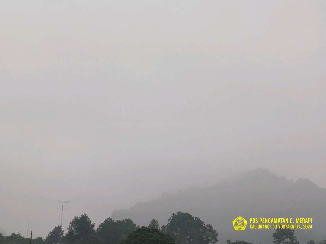 Gunung api Merapi dilihat dari pos pemantauan Kaliurang DI Yogyakarta pada Minggu  24 November 2024. (Foto: magma.esdm)