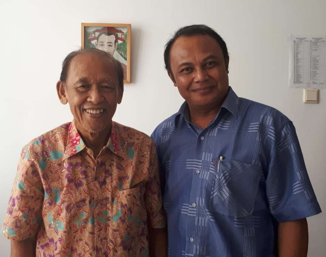 Mantan Rektor UGM (Alm) Prof Ichlasul Amal dan penulis Himawan Bayu Patriadi, PhD, dalam suatu acara. (Foto: dok. Himawan Bayu Patriadi, PhD)