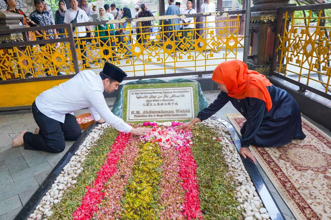 Khofifah Indar Parawansa dan Emil Elestianto Dardak ziarah ke Makam pendiri NU Hadlaratusy Syaikh KH. Hasyim Asy'ari dan Gus Dur. (Foto: Dok Khofifah IP)